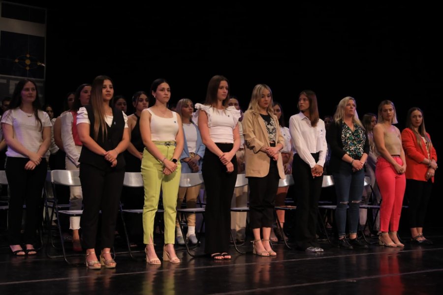 Los egresados durante el acto de colaci&oacute;n de grado de la UCSE. (FOTO NICO GRAMAGLIA)
