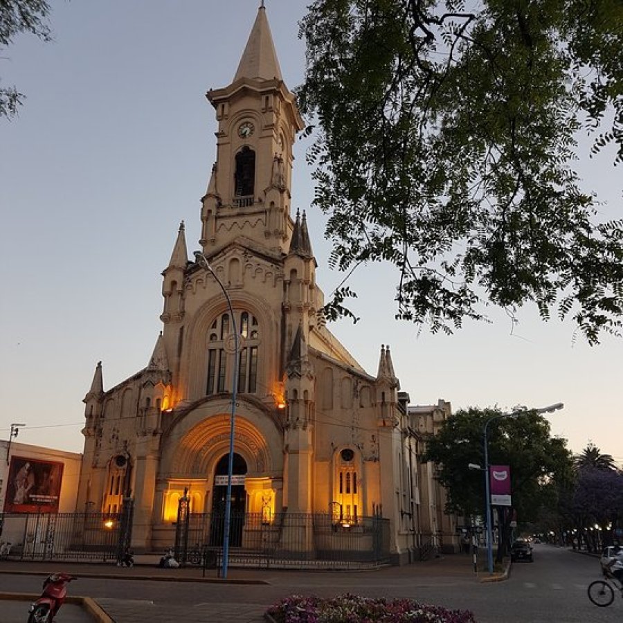 hermosa vista de la catedral San Rafael de Rafaela, iluminada.