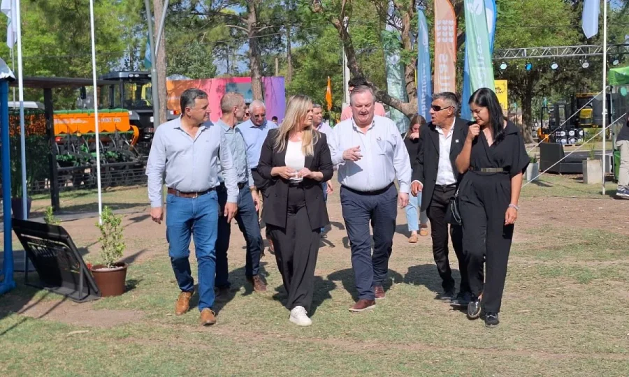Las autoridades recorriendo la muestra.