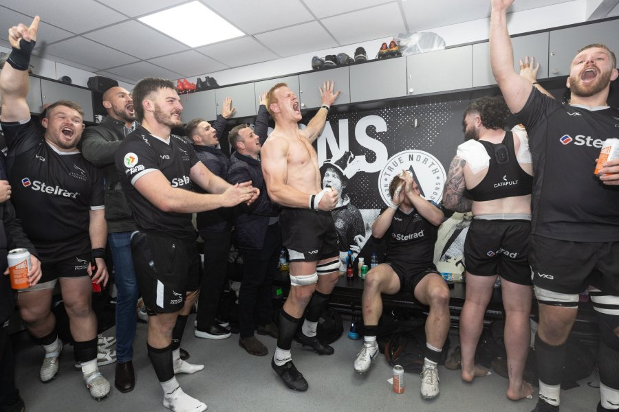 FESTEJOS EN EL VESTUARIO. El forward surgido en CRAR y sus compañeros.