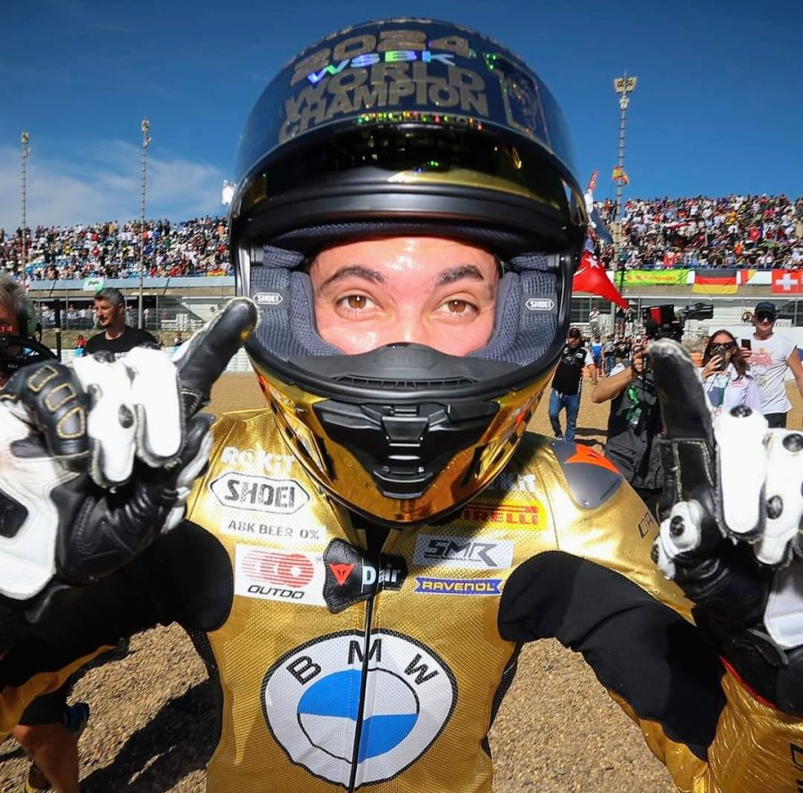 Toprak Razgatlioglu se visti&oacute; de dorado para festejar su t&iacute;tulo en el Superbike.
