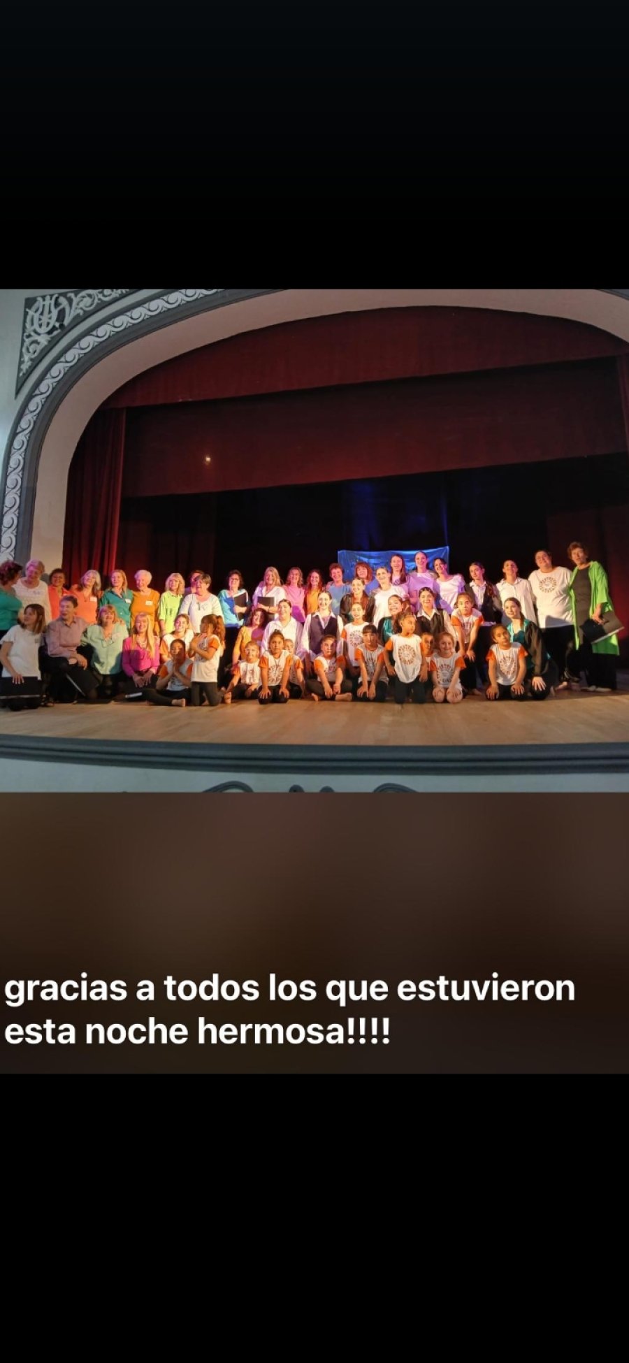 Todos los artistas en el escenario del Kadima.