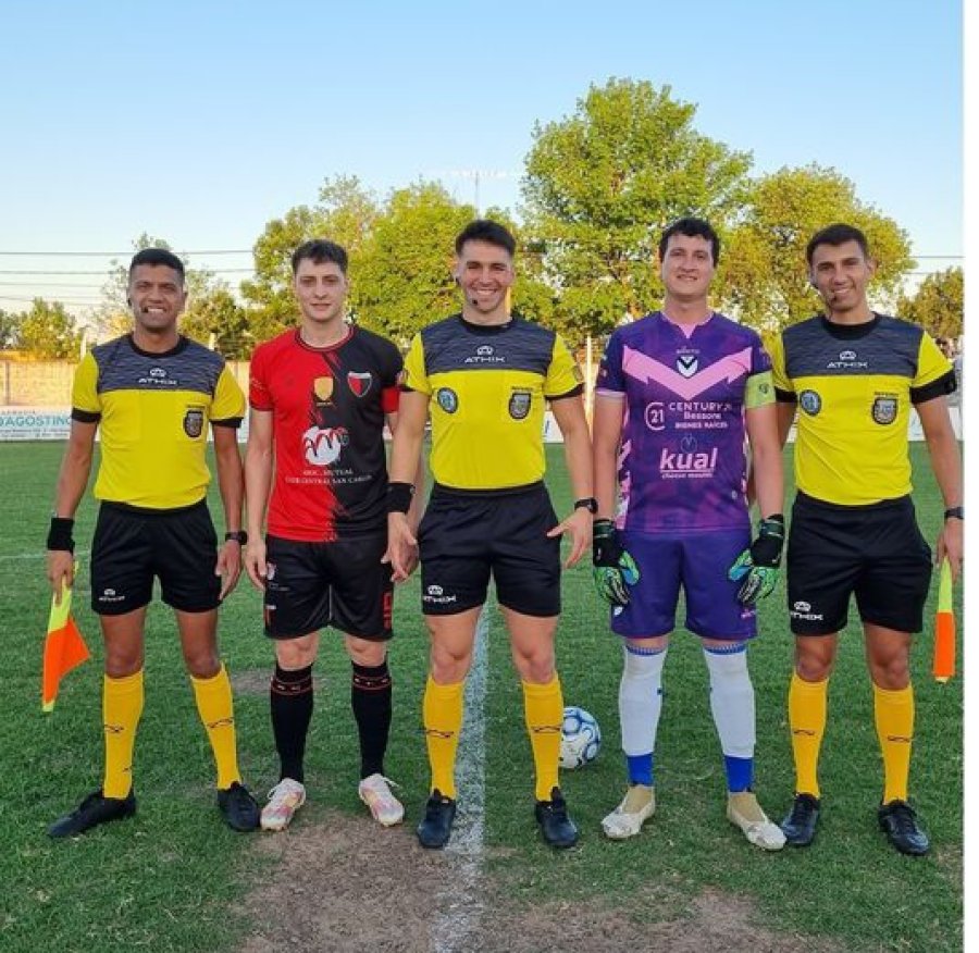 ANTES DE ARRANCAR. La foto de los capitanes con la terna encabezada por Agustín Vegetti.
