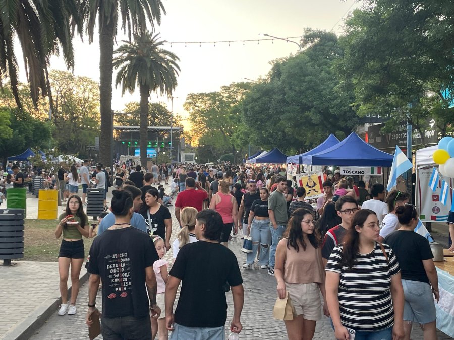 El paseo del bulevar Santa Fe, sede de la Fiesta de las Culturas.