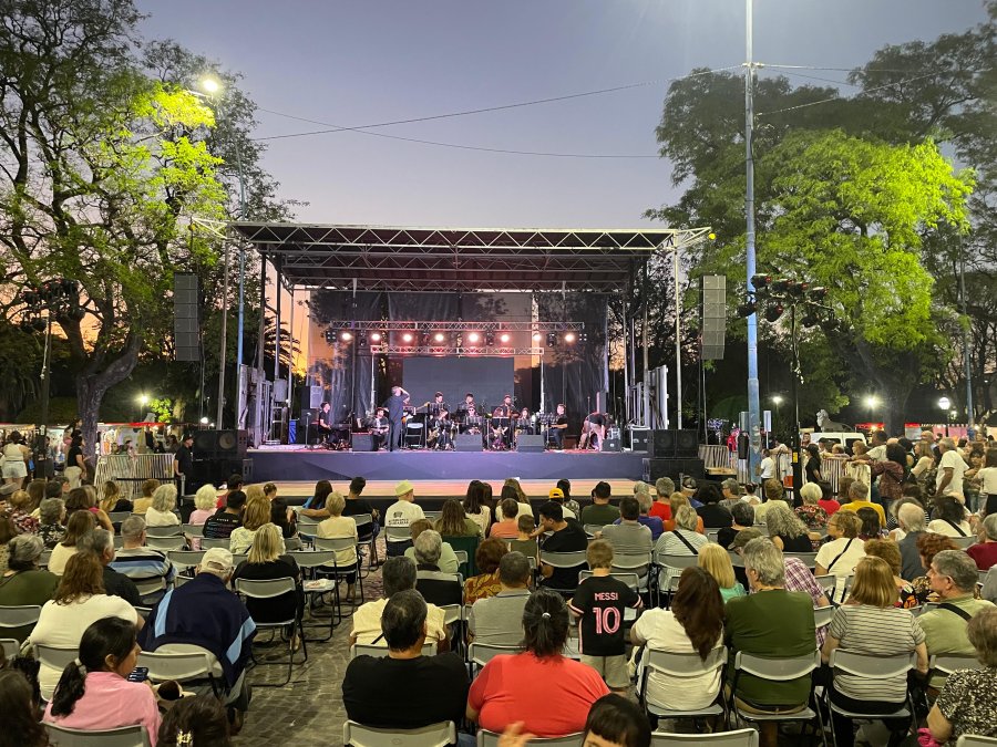 Buena m&uacute;sica y rica comida con amigos y en familia, todo en una tarde noche ideal en materia de clima, &iquest;qu&eacute; m&aacute;s se puede pedir en la vida? (FOTO MARIO LIOTTA)