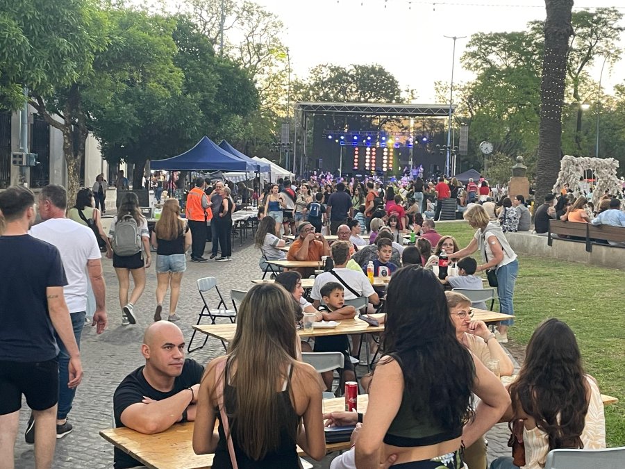 Bulevar Santa Fe se convirti&oacute; en un gran paseo gastron&oacute;mico en el marco de la Fiesta de las Culturas. (FOTO MARIO LIOTTA)