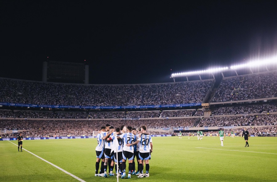 El equipo, liderado por Messi, celebra uno de los goles frente a Bolivia, el martes pasado.
