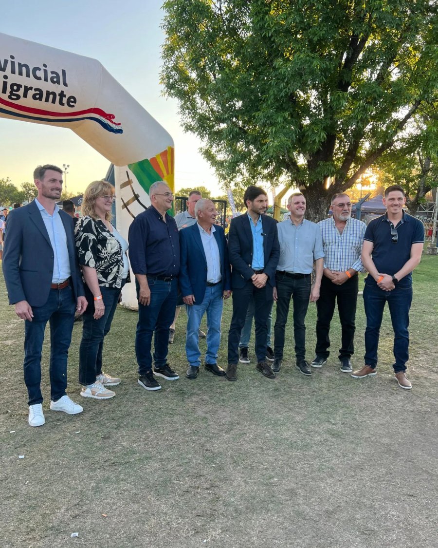 Las autoridades en el portal de acceso a la Fiesta.