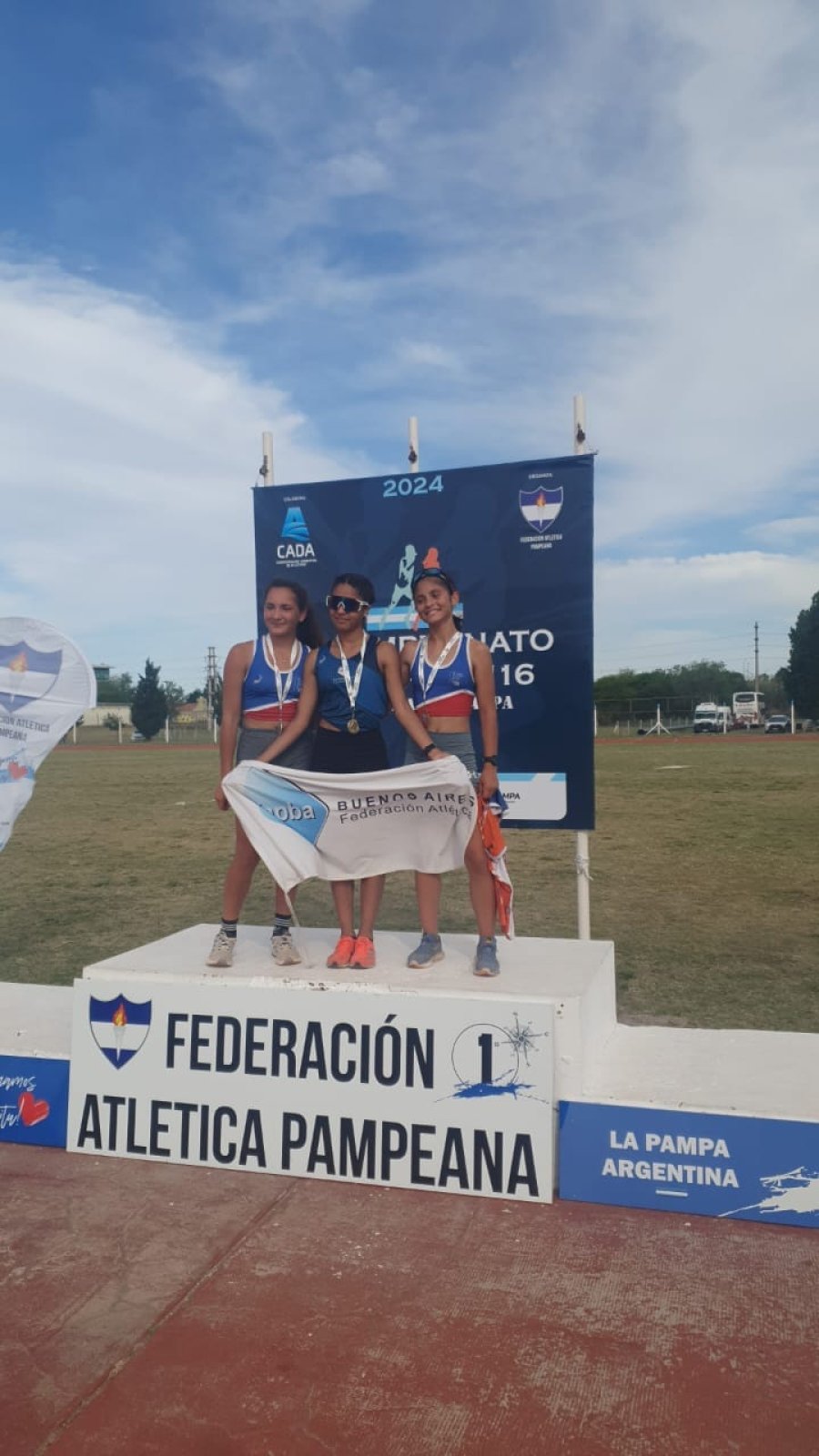 PODIO DE MARCHA. La rafaelina Milagros Kuriger fue tercera.