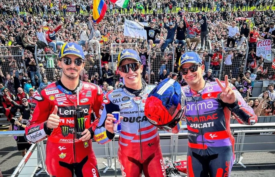 Francesco Bagnaia, Marc M&aacute;rquez y Jorge Mart&iacute;n en el podio de Australia.