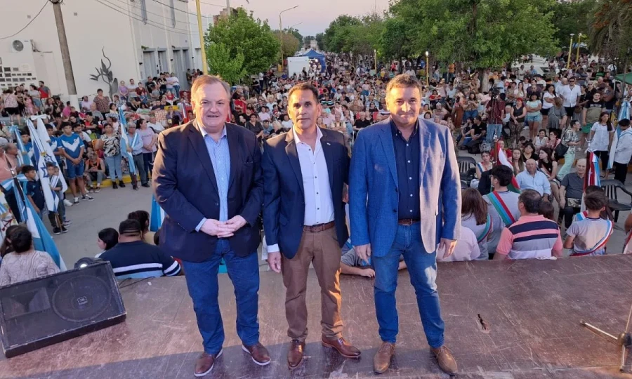 Felipe Michlig, Marcelo Lind y Marcelo Gonz&aacute;lez con el p&uacute;blico que asisti&oacute; al acto central.l