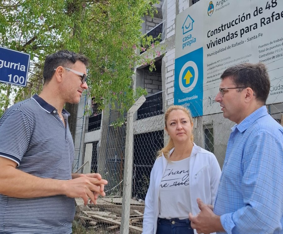 Pablo Miassi, Carla Boidi y Lisandro M&aacute;rsico frente a la inconclusa obra de los departamentos Procrear de bulevar Lehmann y Muniagurria.