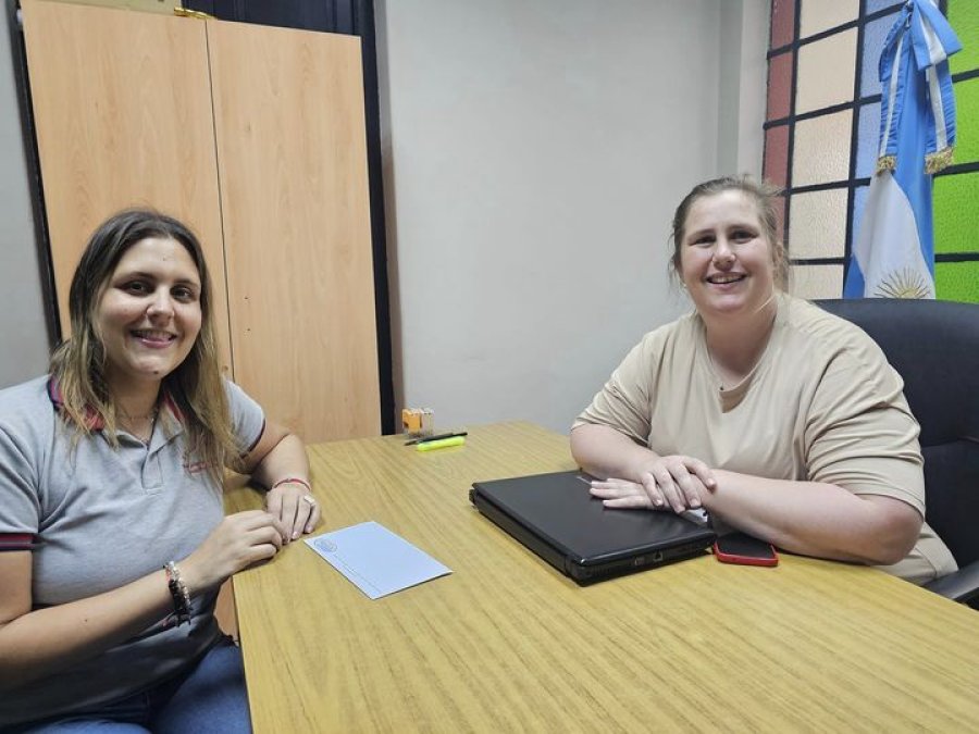 Luisina Armando y Ver&oacute;nica Gallo durante la entrega.