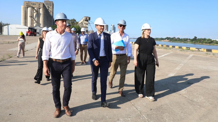 RECORRIDA. El gobernador, junto a otros funcionarios provinciales, visitaron la terminal portuaria de la ciudad de Santa Fe.