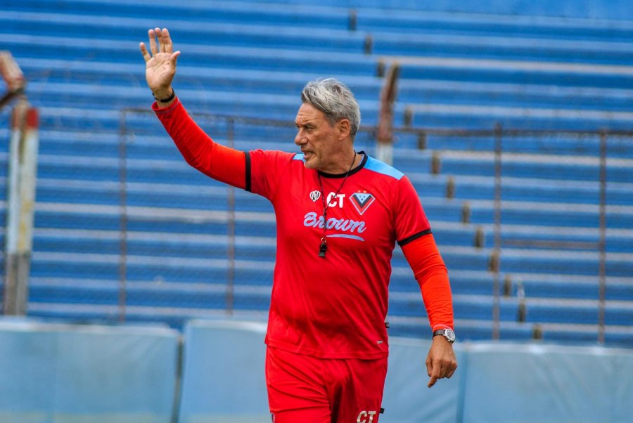 DT. Jorge Vivaldo, entrenador del equipo de Adrogué.