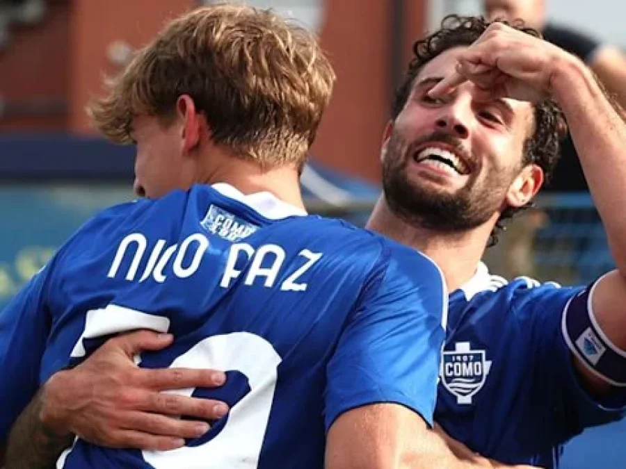 Nicolás Paz con la camiseta del Como 1907 de Italia.