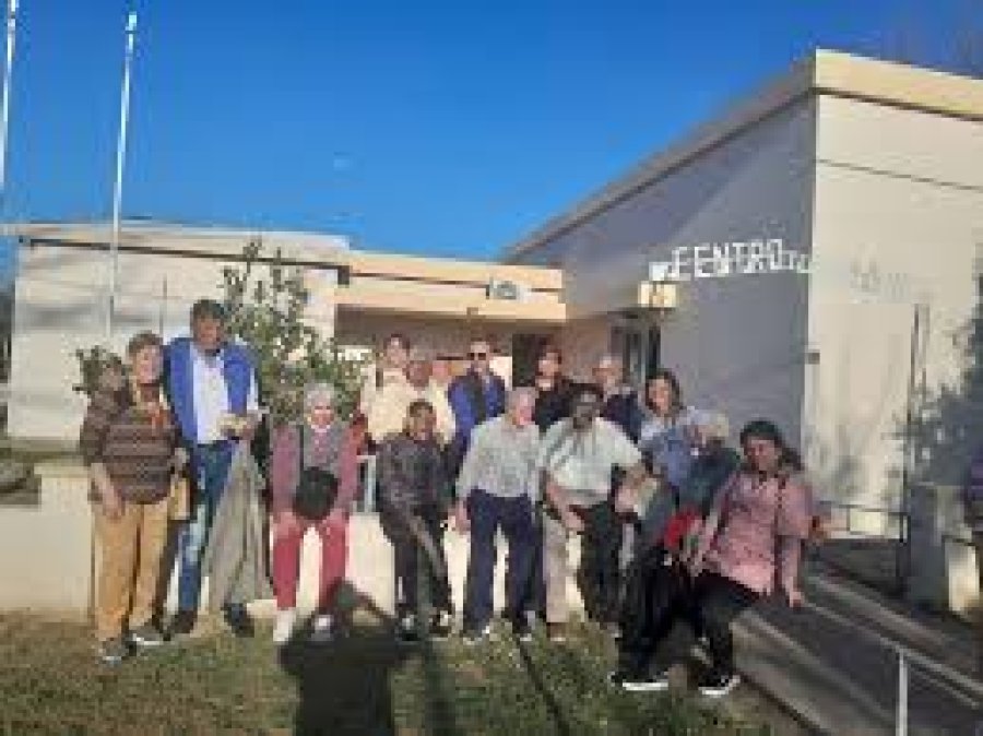 Grupo de residentes ante la fachada de la instituci&oacute;n.