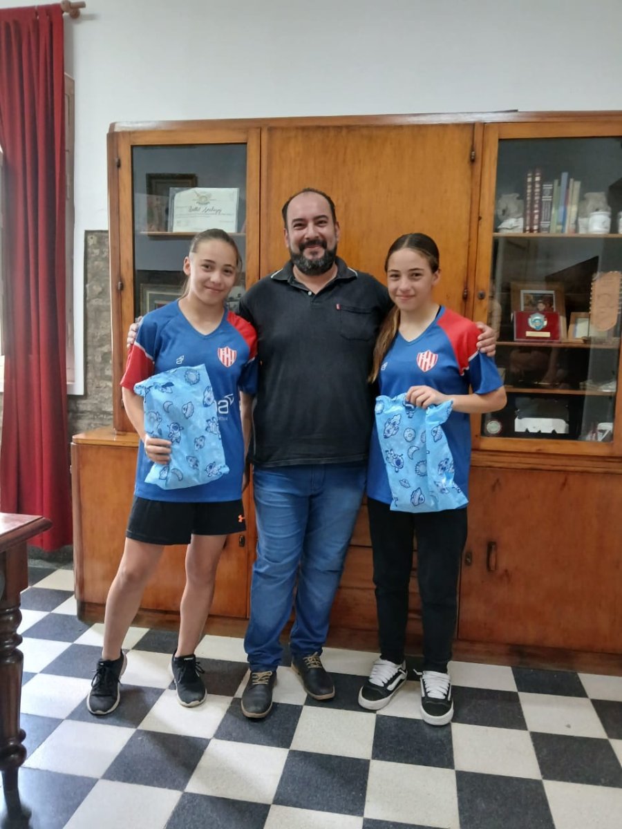 Valentina y Martina Stochero junto a Marcos Andr&eacute;s.