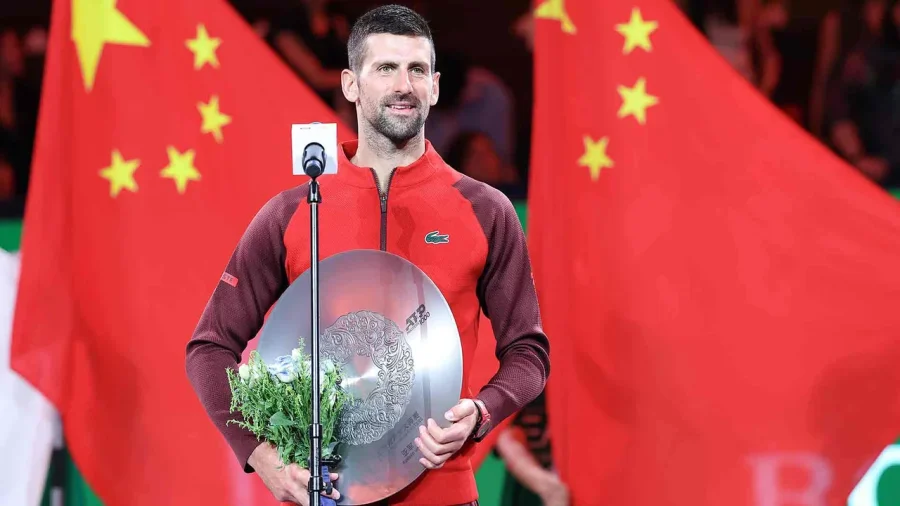 Djokovic con el trofeo de subcampeón en Shanghai. No jugará el torneo de París.
