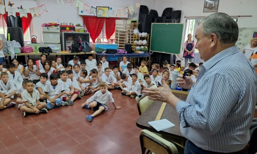 En Huanqueros, Michlig con los escolares de la Escuela 25 de Mayo.