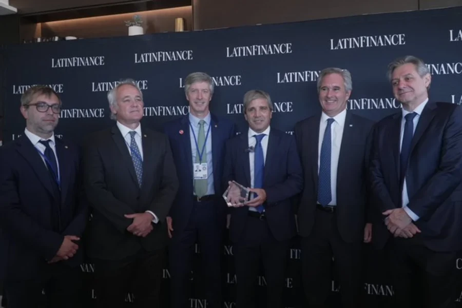 Caputo con el premio y su equipo.