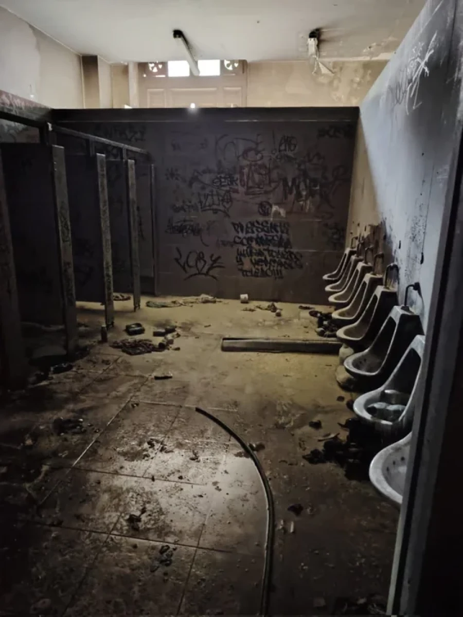 El baño en el que se produjo el estallido.