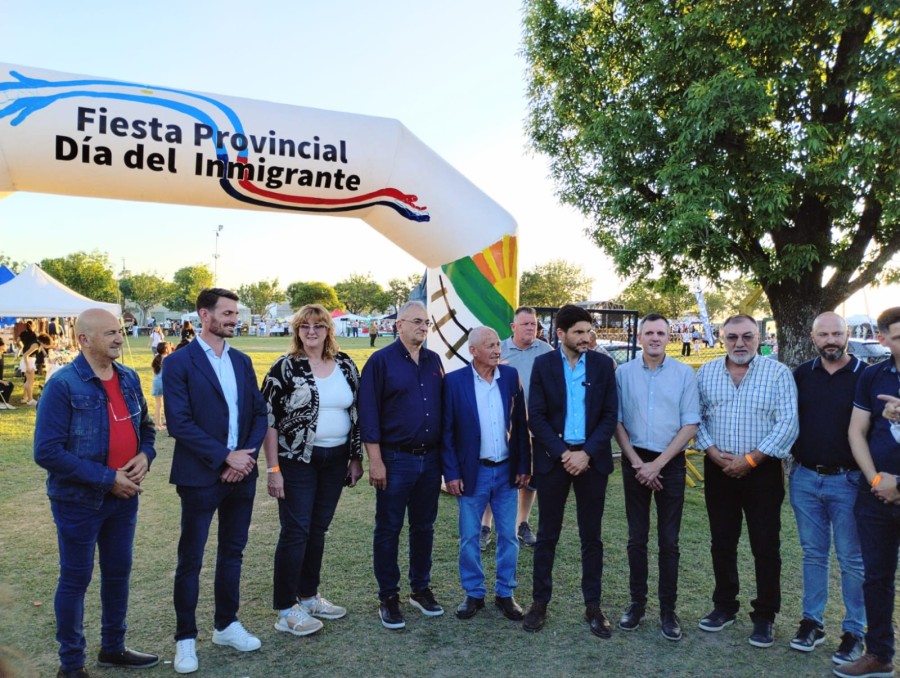 Las autoridades en el portal de acceso a la realizaci&oacute;n.