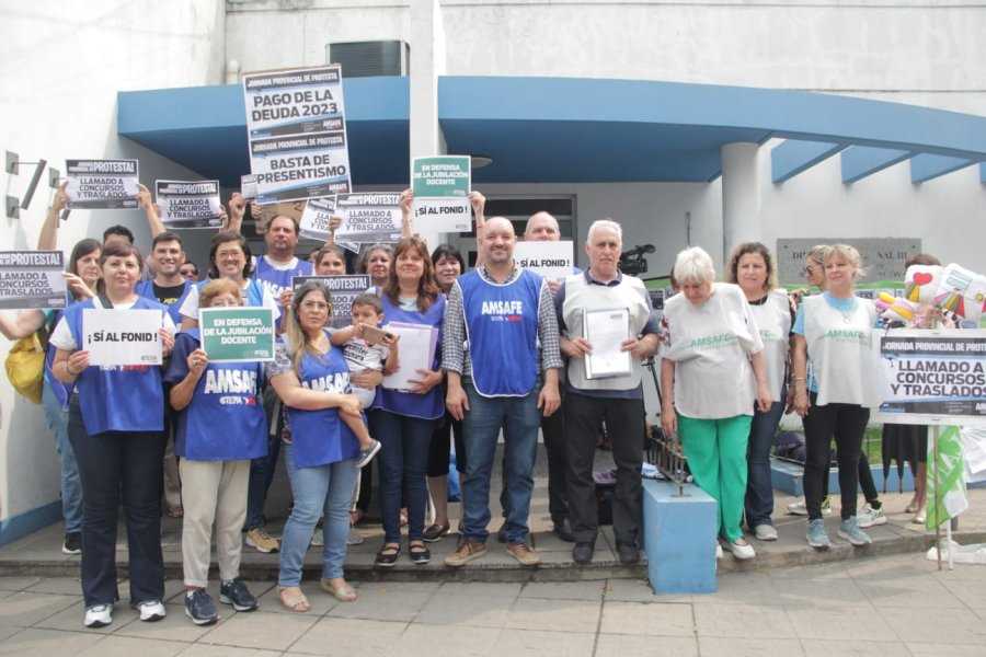 EN LA REGIONAL III DE EDUCACION. Bajo el lema "Basta de ajustes a la educación" se realizó esta mañana una concentración y entrega de petitorios en nuestra ciudad.
