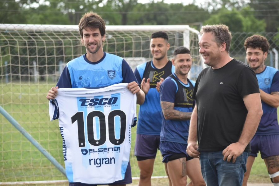 REFERENTE. Lucas Albertengo con el obsequio entregado por Andrés Boidi.