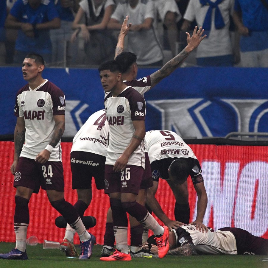 BUEN EMPATE. El festejo de los jugadores granates en el gol de Carrera.