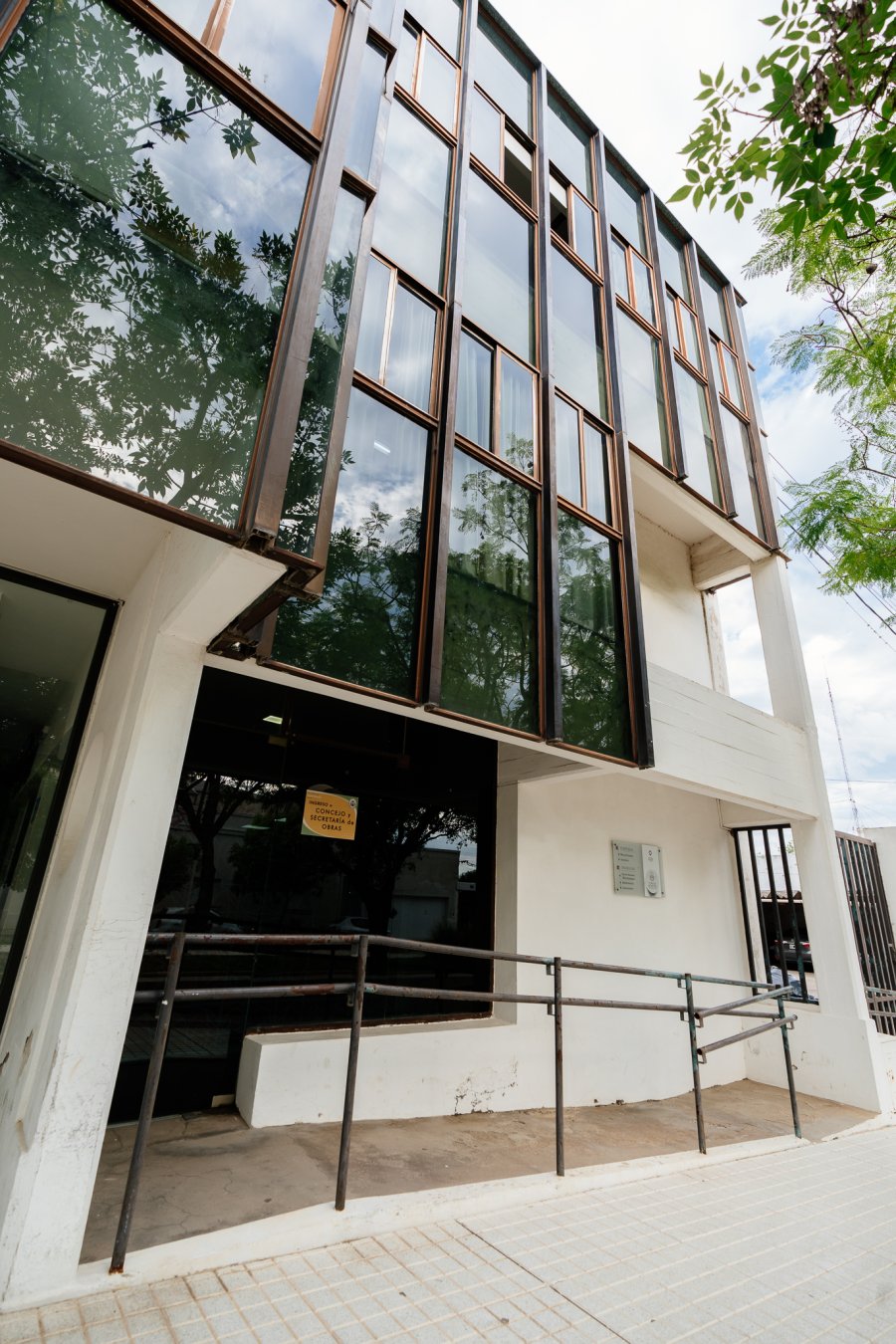 Vista del edificio desde Av. Belgrano.