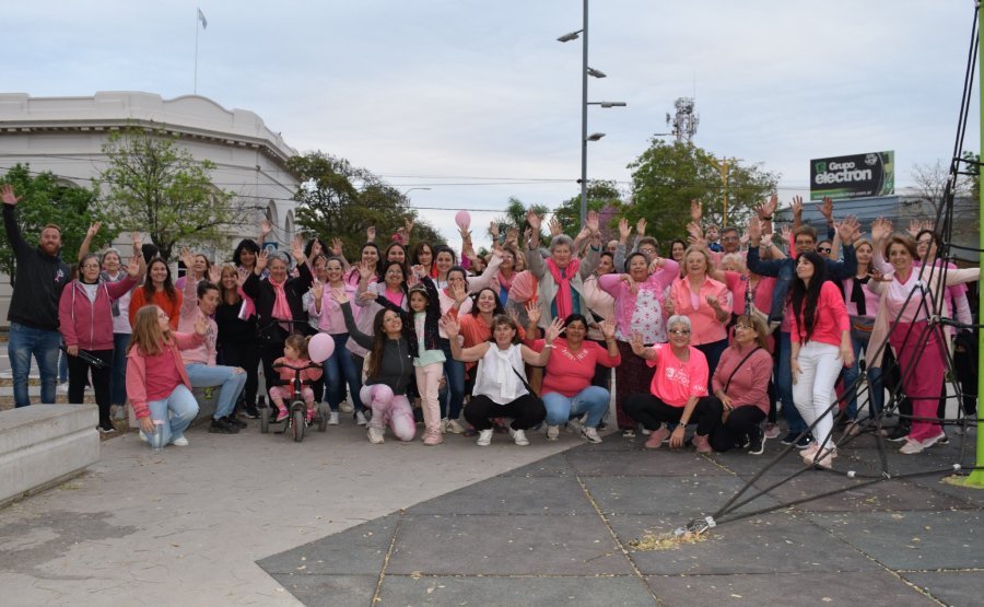 CAMINATA ROSA. El grupo que particip&oacute; en la primera edici&oacute;n.