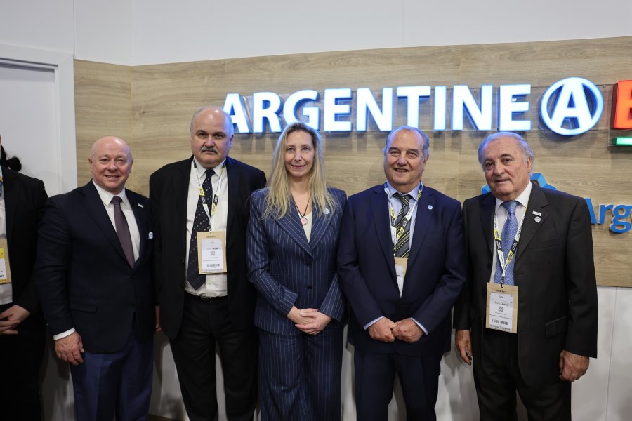 VISITA. La secretaria de Estado Karina Milei visitó la feria en París y entregó la "Marca País" al IPCVA.