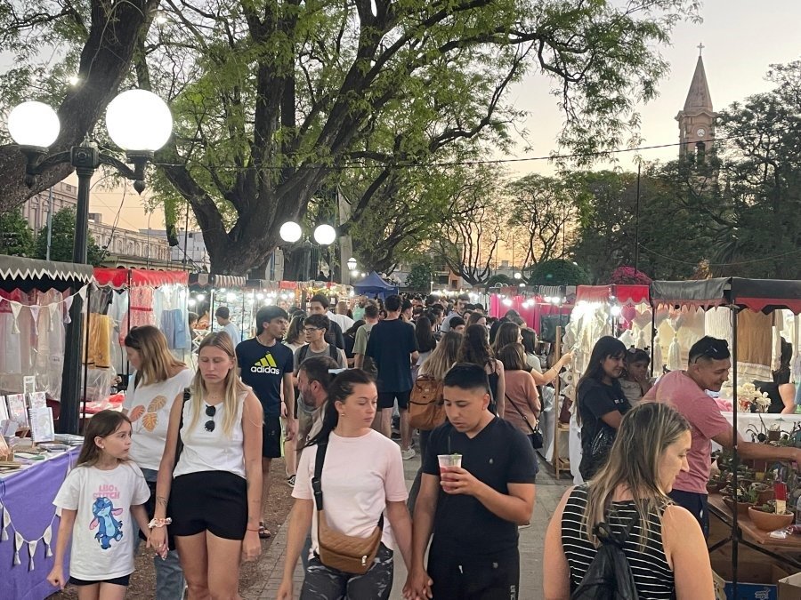 PLAZA FERIA. Los cl&aacute;sicos stands de artesanos en la v&iacute;spera del D&iacute;a de la Madre.