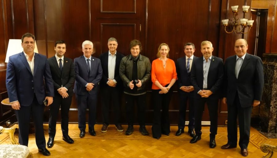 NEGOCIACIONES. El Presidente junto a los gobernadores en Casa Rosada.