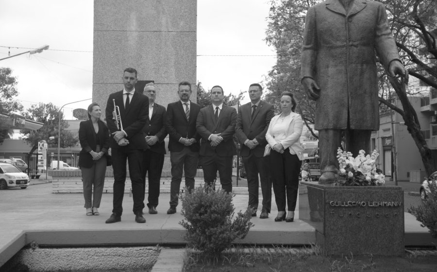 CEREMONIA. Las autoridades encabezaron una ofrenda floral a los pies del Monumento a Guillermo Lehmann.