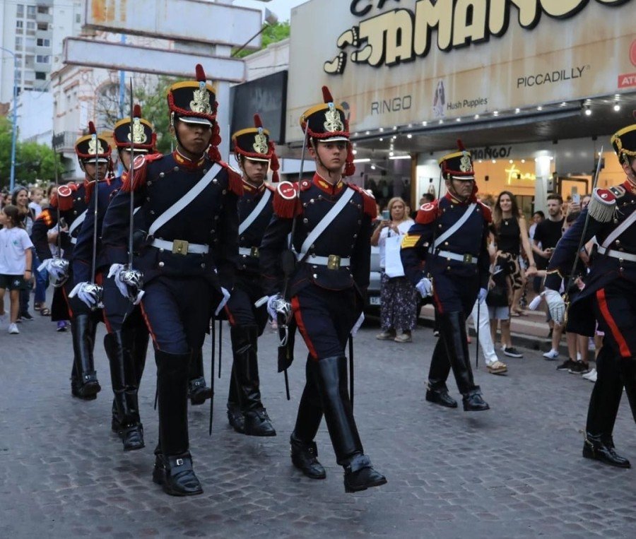 Los granaderos desfilaron en el BV. Santa Fe.