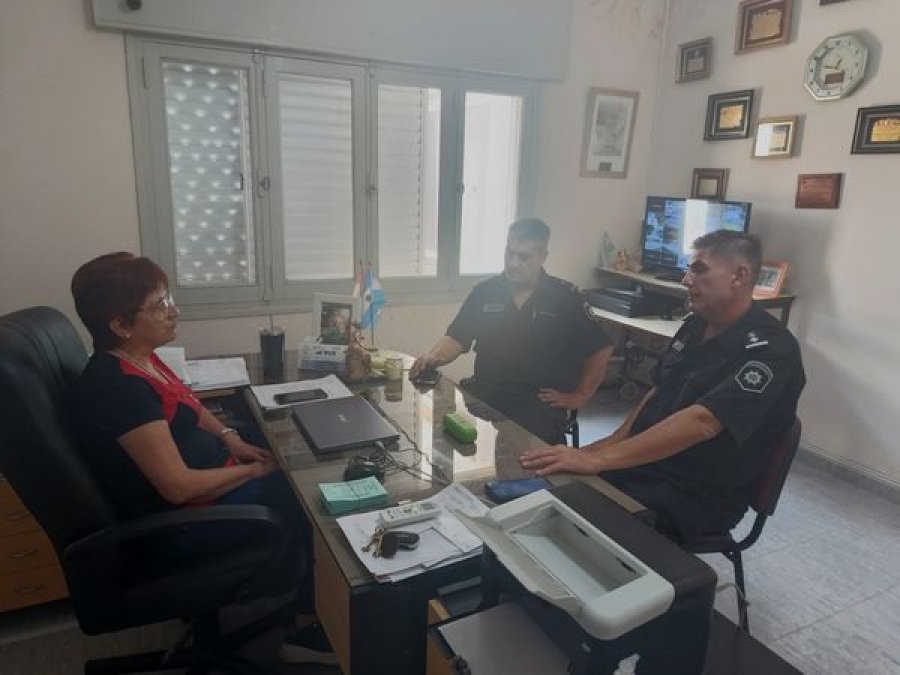 La titular de la Comuna con los jefes policiales.