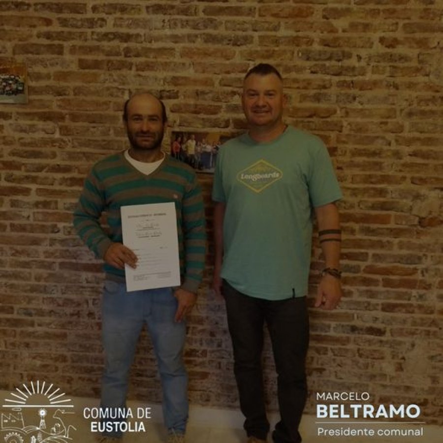 El vecino beneficiado junto al jefe comunal.