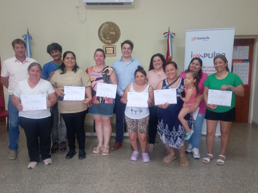 Egresadas y funcionarios durante la ceremonia.