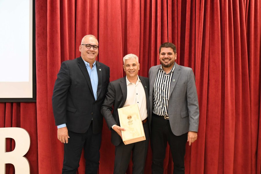 Gabriel Corrado junto al presidente saliente, Mauricio Rizzotto y el director Ejecutivo del CCIRR, Iv&aacute;n Acosta. (FOTO CCIRR)