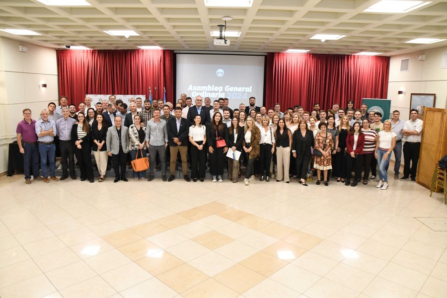 Al final de la asamblea, Corrado se fotografi&oacute; junto a dirigentes y asociados del CCIRR. (FOTO CCIRR)