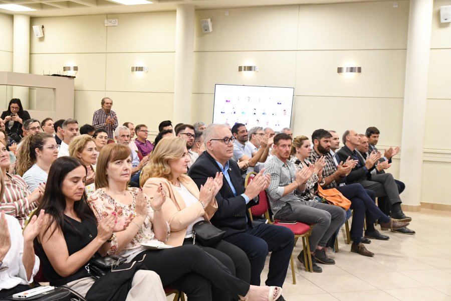 Gabriel Corrado en la primera fila de la asamblea, antes de que se mocione su nombre para presidir la entidad. (FOTO CCIRR)