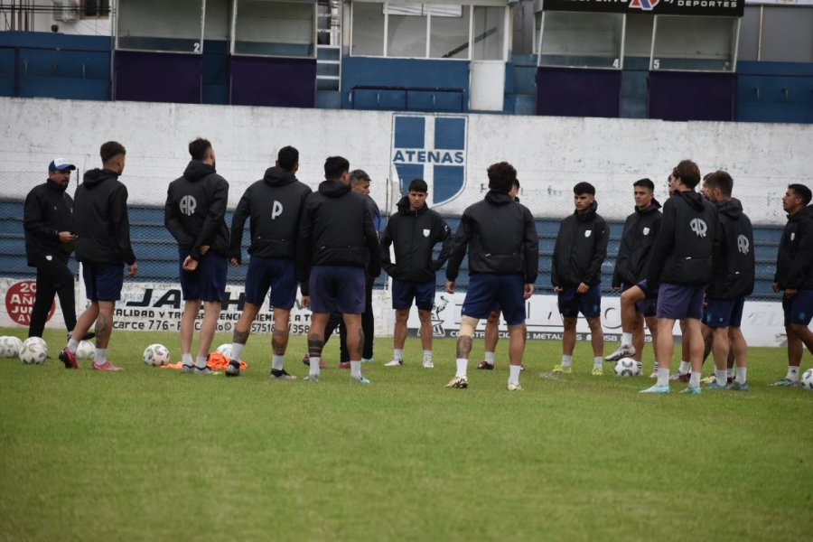 ULTIMA PRACTICA. El plantel se movió en el Club Atenas.