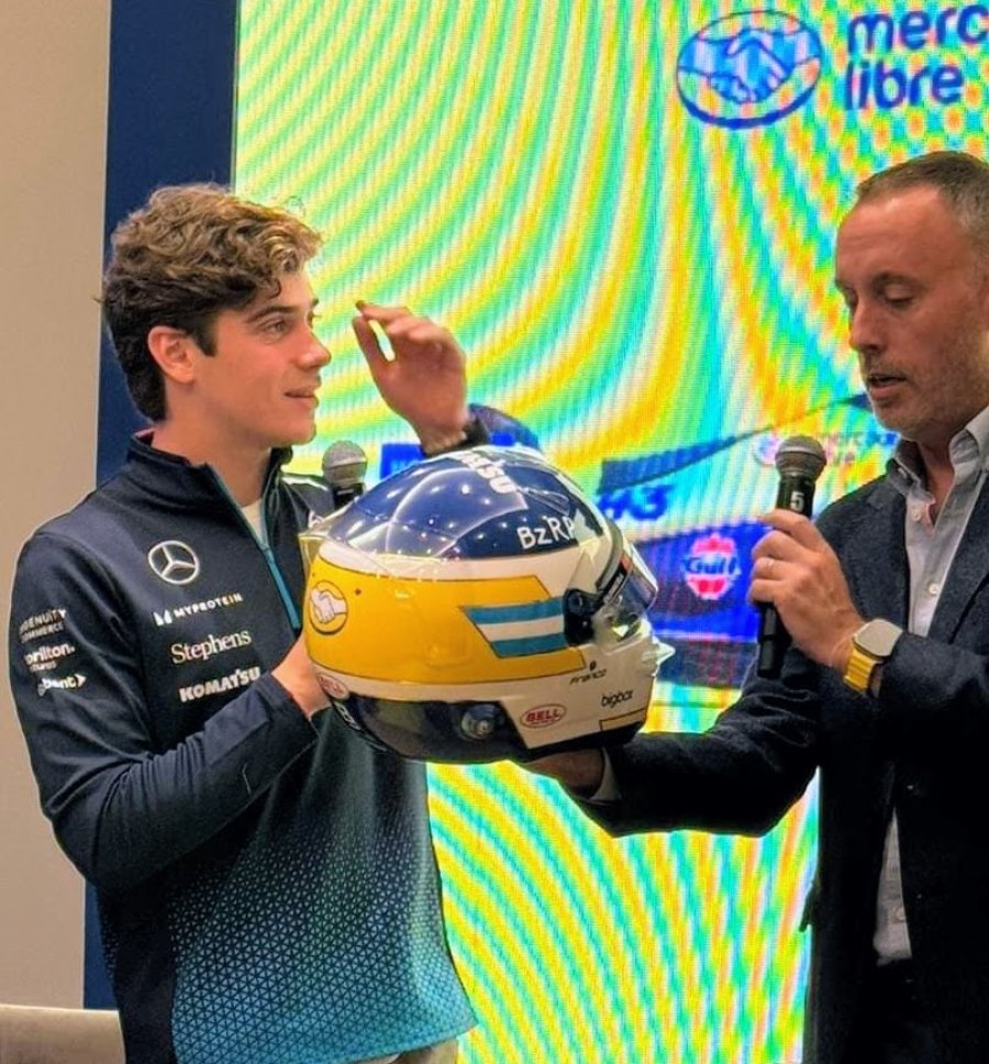Franco Colapinto durante la presentaci&oacute;n del casco similar al que ito&ntilde;ozaba "Lole".