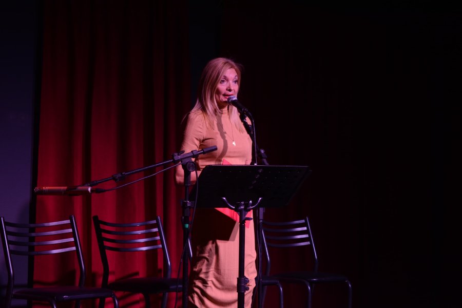 La titular del CCR, Virginia Tessio, frente a una sala llena.