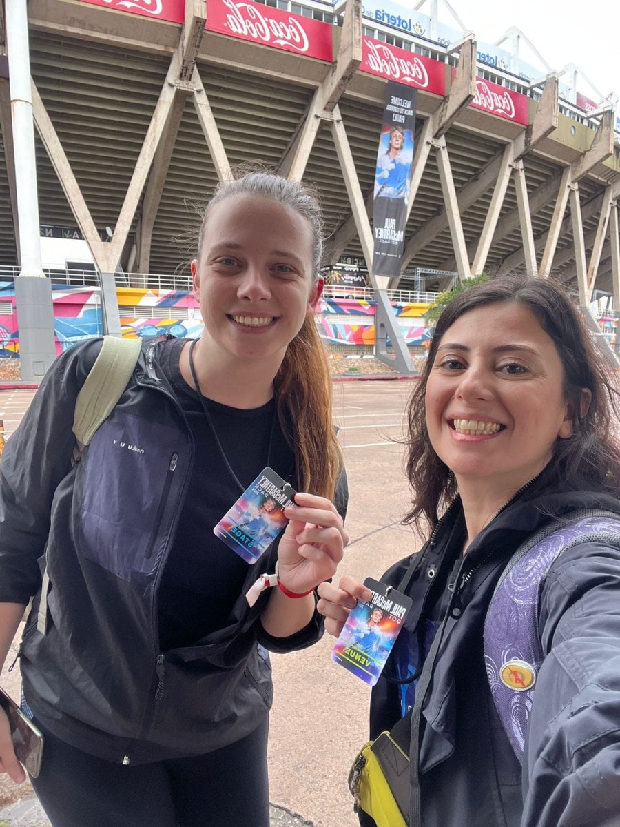 Julieta junto a su compañera con la credencial de acceso.