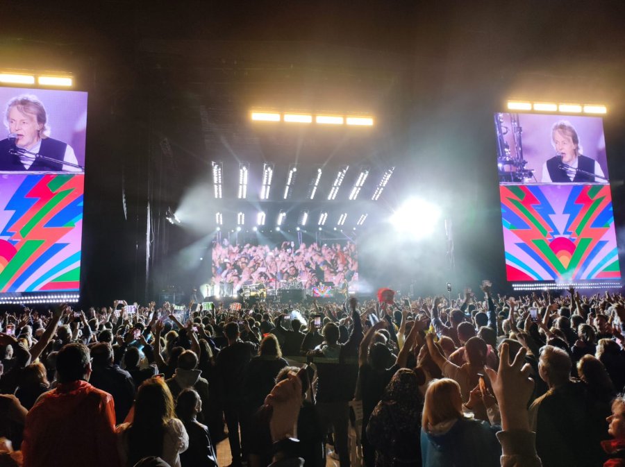 Disfrutando el show de Paul McCartney.