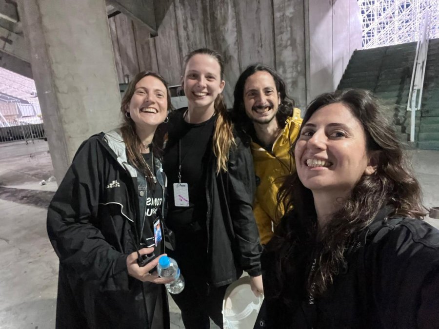 En el medio Julieta junto al equipo de trabajo en el show de Paul McCartney.