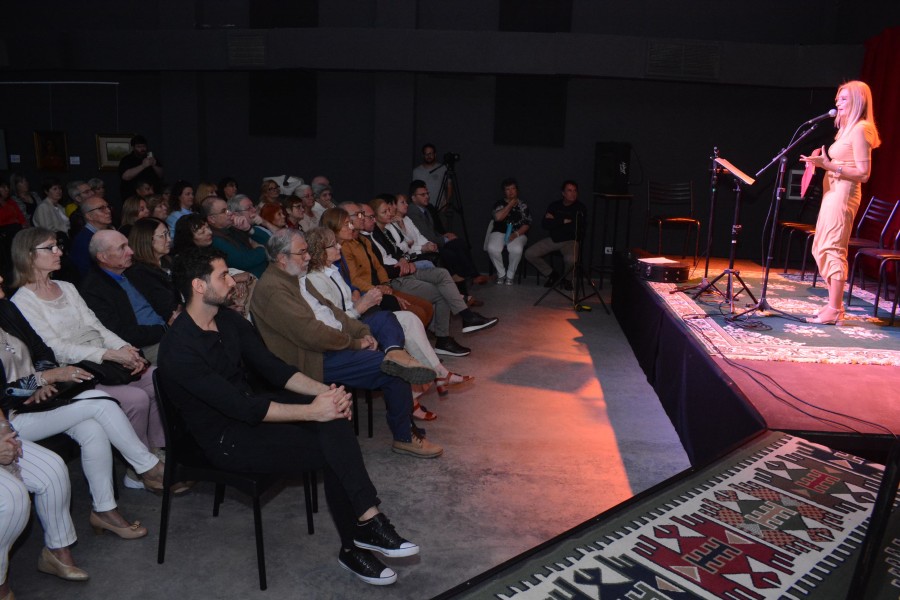 Virginia Tessio y el público durante su mensaje.